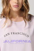 Camiseta oversize crop top lila con diseño college