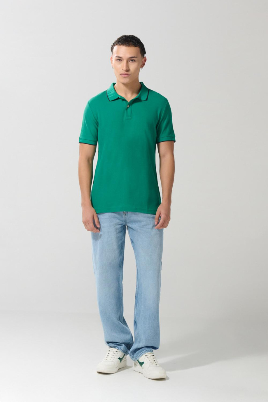 Camiseta unicolor tipo polo con aberturas y manga corta