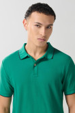 Camiseta unicolor tipo polo con aberturas y manga corta