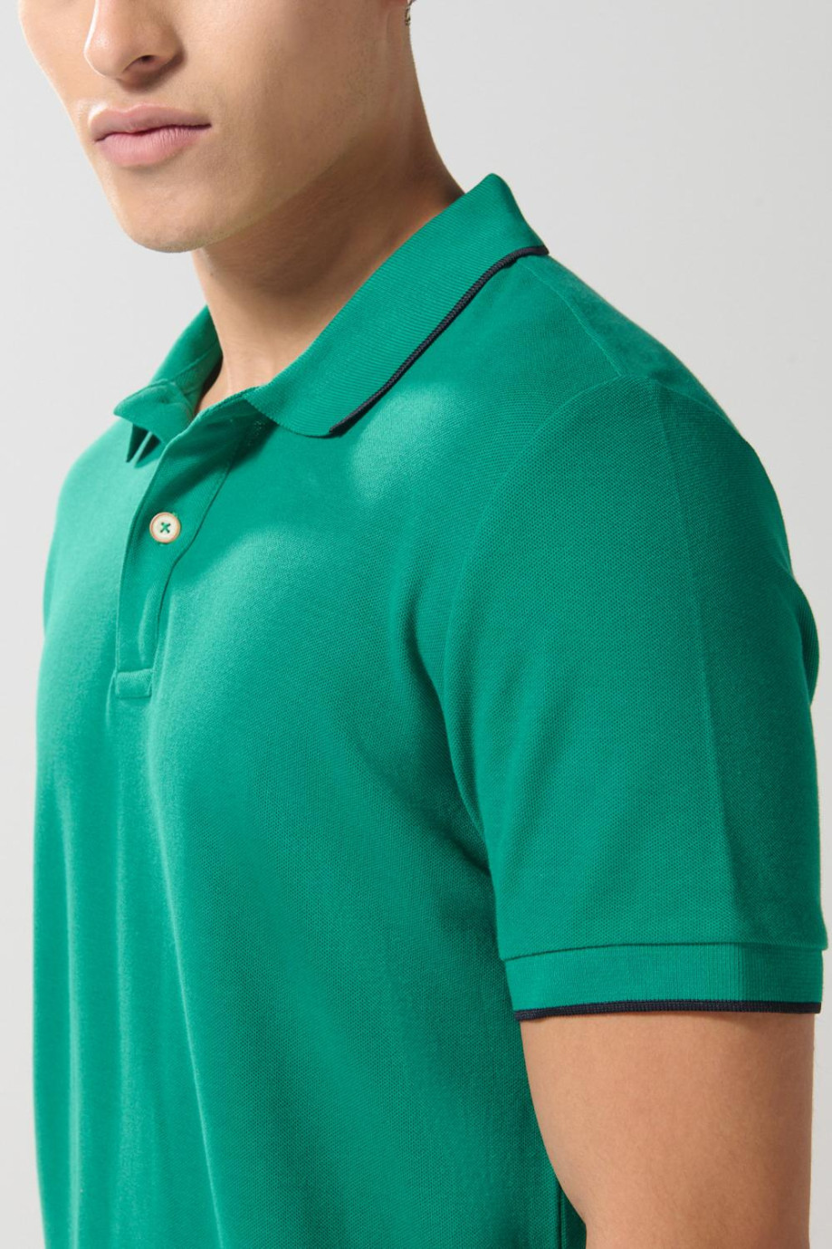 Camiseta unicolor tipo polo con aberturas y manga corta