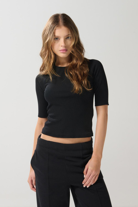 Camiseta unicolor con texturas y manga ranglan corta