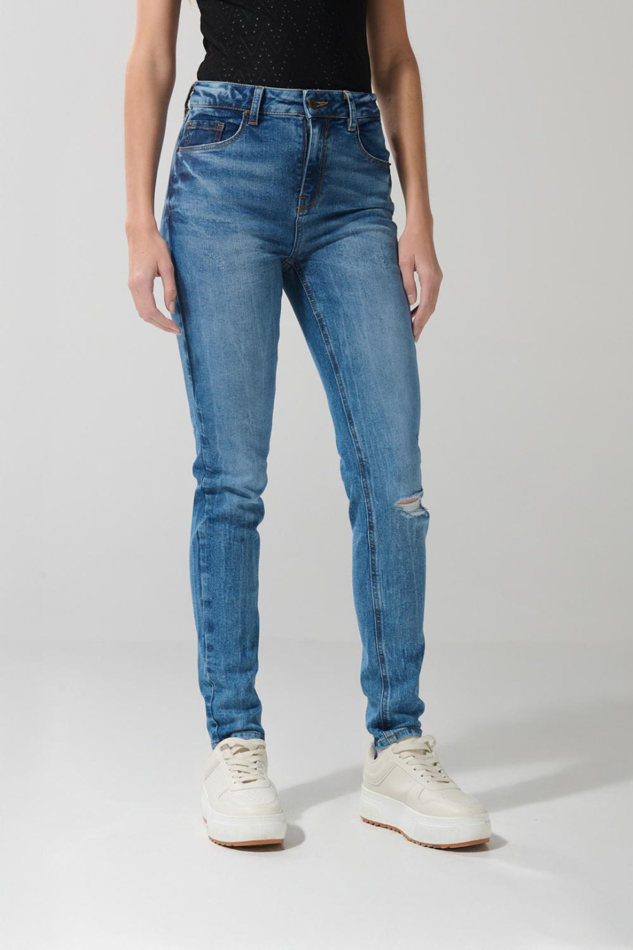 Jean jegging ceñido azul claro con rotos y tiro alto