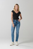 Jean jegging ceñido azul claro con rotos y tiro alto