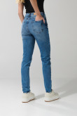 Jean jegging ceñido azul claro con rotos y tiro alto