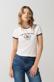 Camiseta crema college con contrastes negros y manga corta
