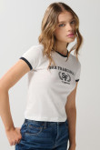 Camiseta crema college con contrastes negros y manga corta