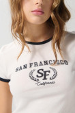 Camiseta crema college con contrastes negros y manga corta