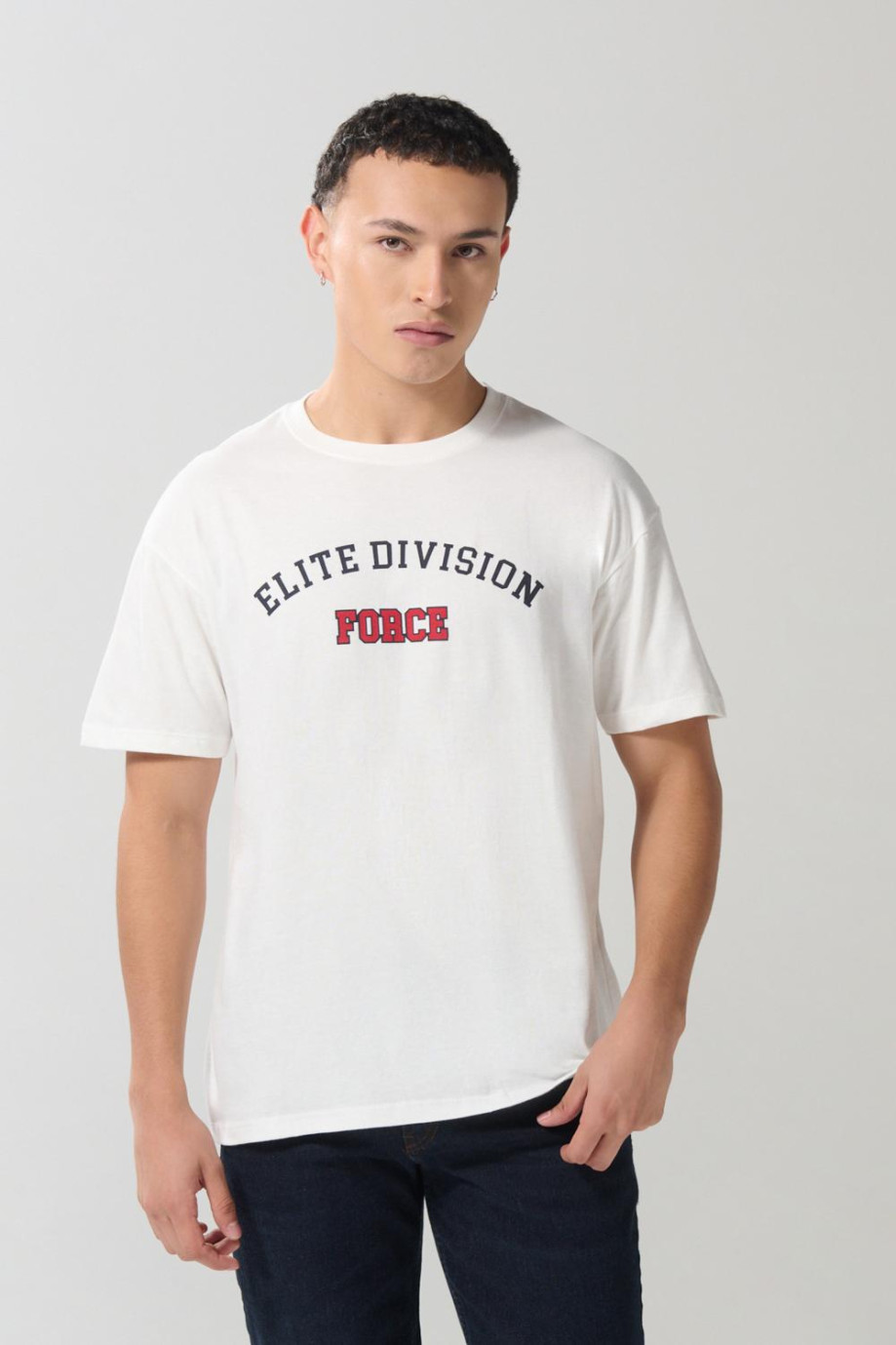 Camiseta crema con texto college y cuello redondo