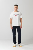 Camiseta crema con texto college y cuello redondo