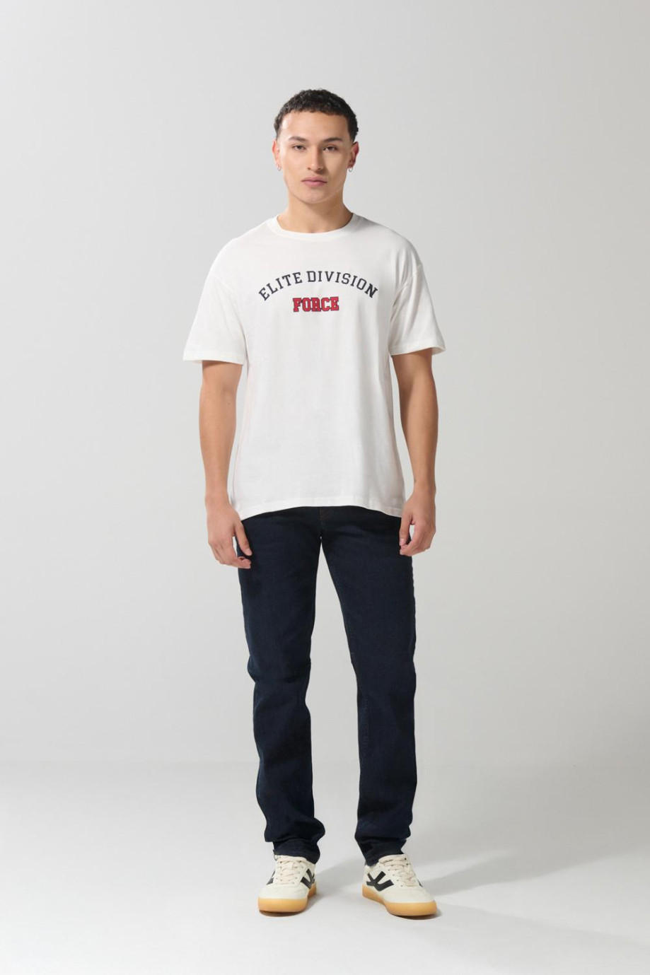 Camiseta crema con texto college y cuello redondo