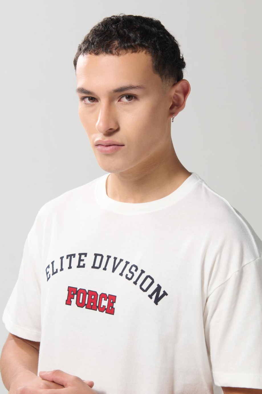 Camiseta crema con texto college y cuello redondo