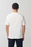 Camiseta crema con texto college y cuello redondo
