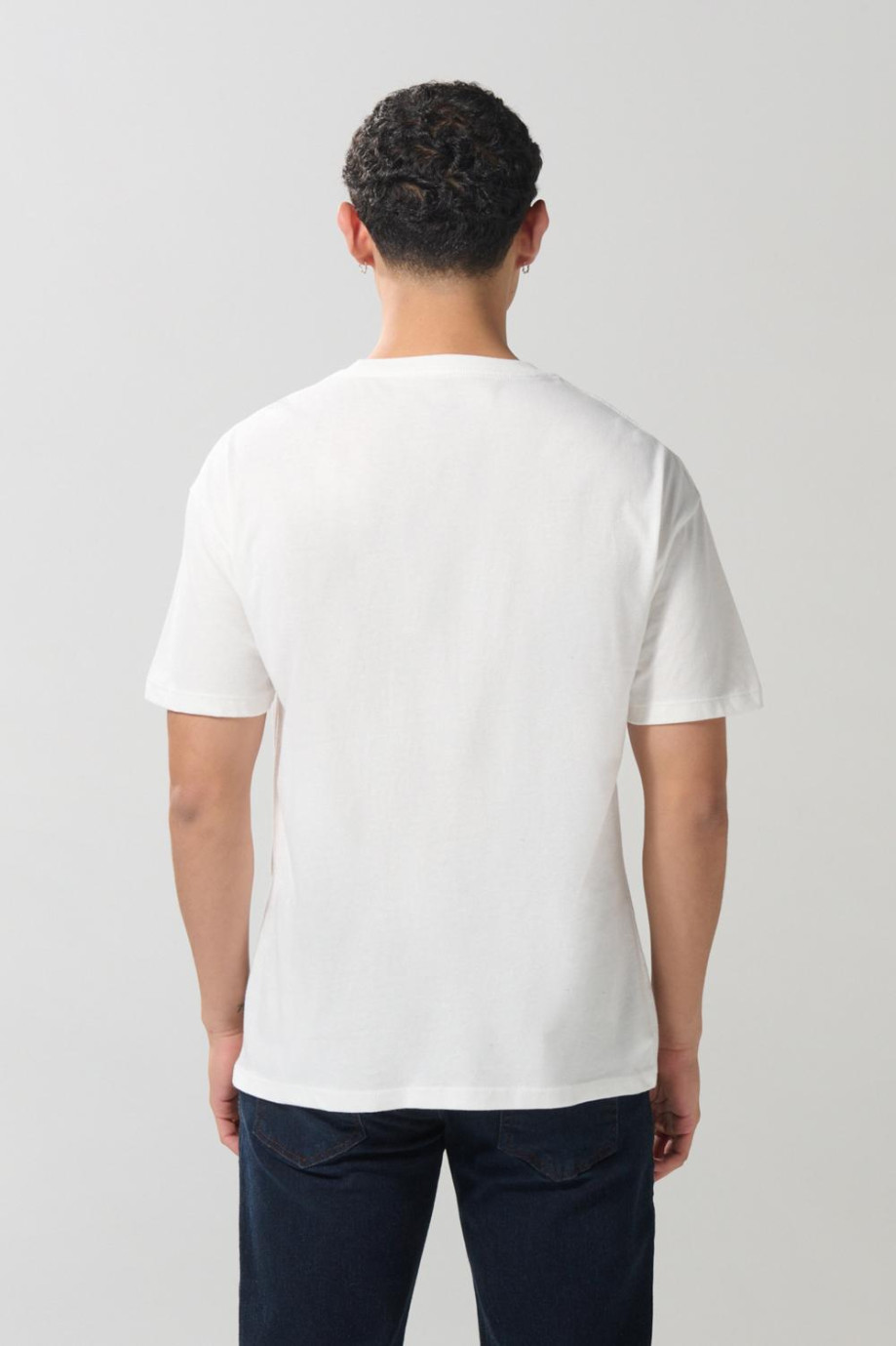 Camiseta crema con texto college y cuello redondo
