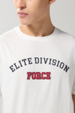 Camiseta crema con texto college y cuello redondo