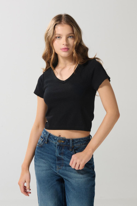 Camiseta crop top unicolor en tela acanalada con cuello V