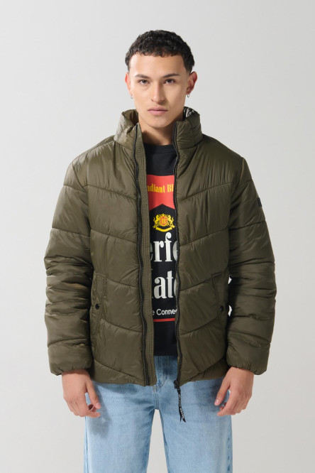 Chaqueta cuello alto unicolor acolchada con costuras