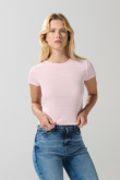 Camiseta cuello redondo unicolor con frase en frente