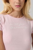 Camiseta cuello redondo unicolor con frase en frente