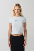 Camiseta cuello redondo azul clara con texto college