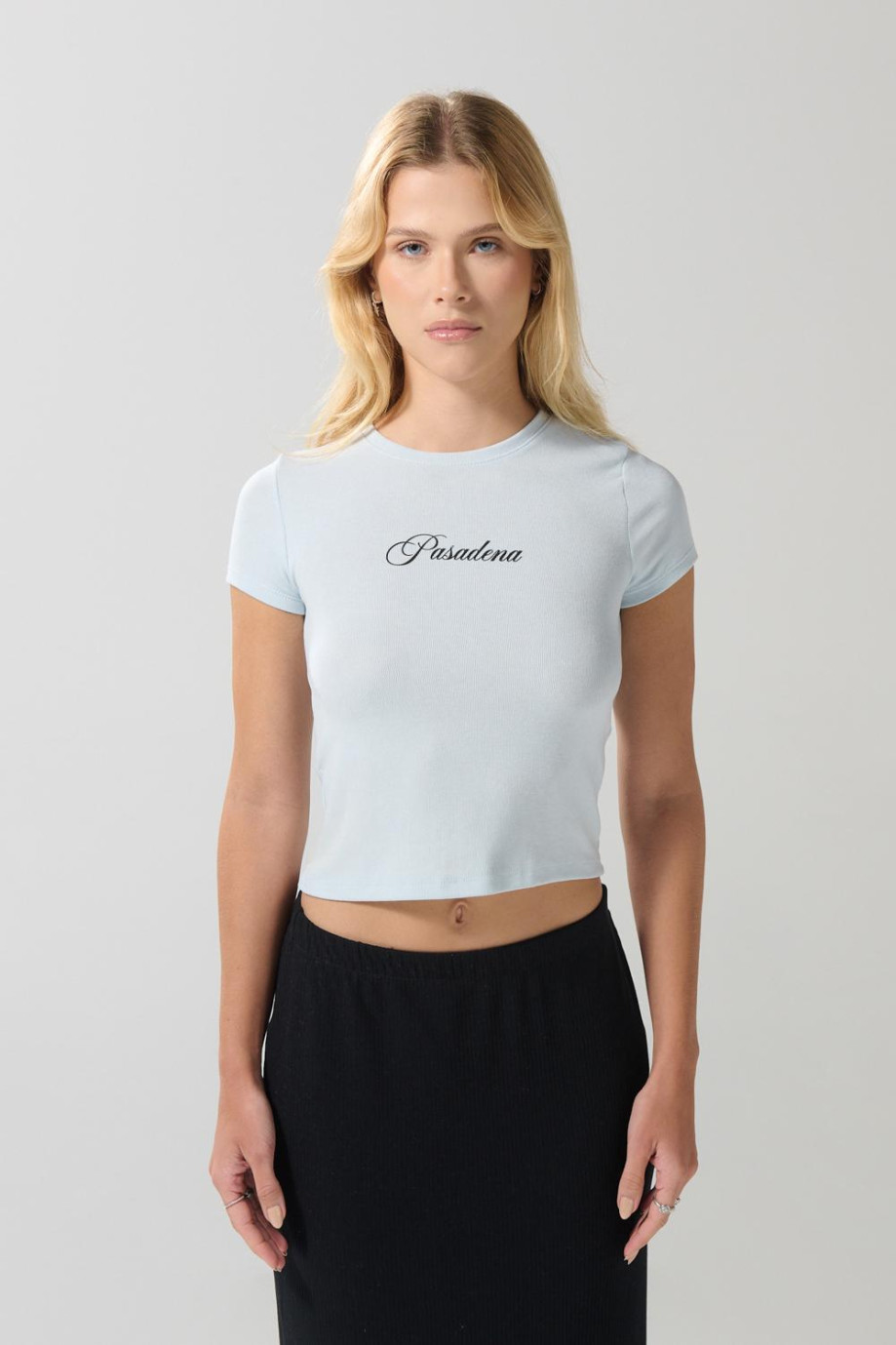 Camiseta cuello redondo azul clara con texto college