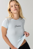 Camiseta cuello redondo azul clara con texto college