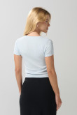 Camiseta cuello redondo azul clara con texto college