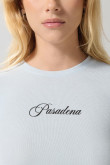 Camiseta cuello redondo azul clara con texto college