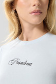 Camiseta cuello redondo azul clara con texto college