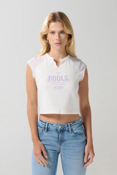 Camiseta crema estampada con cuello redondo y abertura
