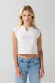 Camiseta crema estampada con cuello redondo y abertura