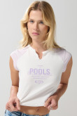 Camiseta crema estampada con cuello redondo y abertura