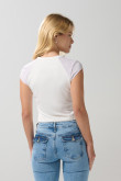 Camiseta crema estampada con cuello redondo y abertura