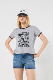 Camiseta unicolor manga corta con arte de playa y contrastes
