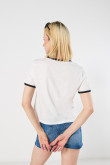 Camiseta con contrastes y manga corta unicolor college