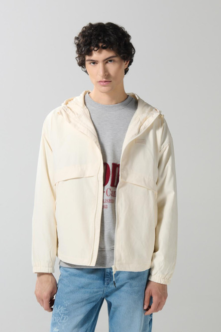 Chaqueta unicolor liviana con bolsillos laterales y capota