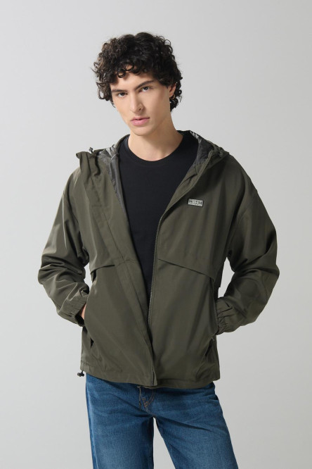 Chaqueta unicolor liviana con bolsillos laterales y capota