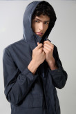 Chaqueta parka unicolor con bolsillos de parche y capota