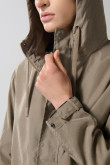 Chaqueta parka unicolor con bolsillos de parche y capota
