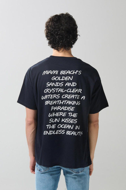 Camiseta oversize azul manga corta con diseño de letrero