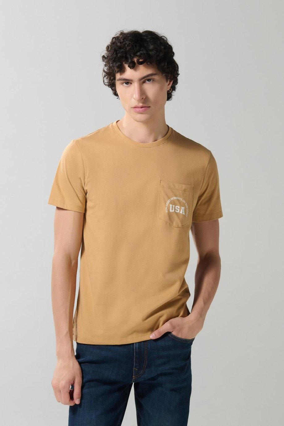 Camiseta café clara college manga corta con bolsillo