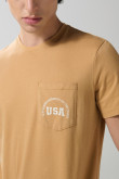 Camiseta café clara college manga corta con bolsillo