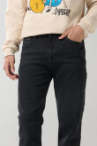 Jean bota recta straight leg gris intenso con tiro bajo