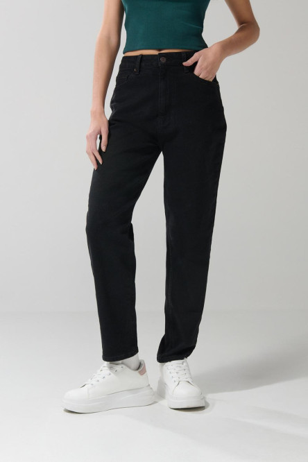 Jean mom negro tiro súper alto con bota recta y bolsillos
