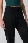 Jean mom negro tiro súper alto con bota recta y bolsillos