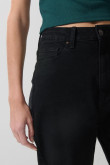 Jean mom negro tiro súper alto con bota recta y bolsillos