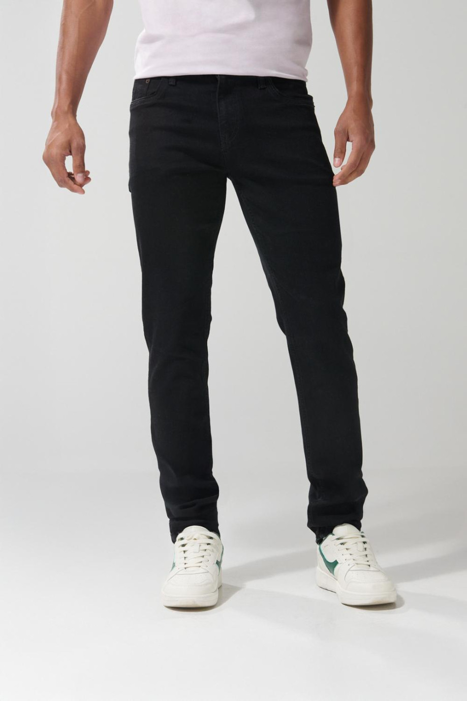 Jean negro tipo skinny ceñido con tiro bajo y cremallera