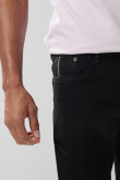 Jean negro tipo skinny ceñido con tiro bajo y cremallera