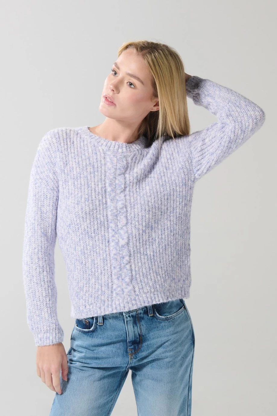 Suéter cuello redondo lila claro con trenza centrada