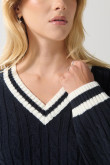 Suéter azul intenso tejido con cuello V y trenzas