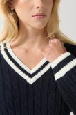 Suéter azul intenso tejido con cuello V y trenzas